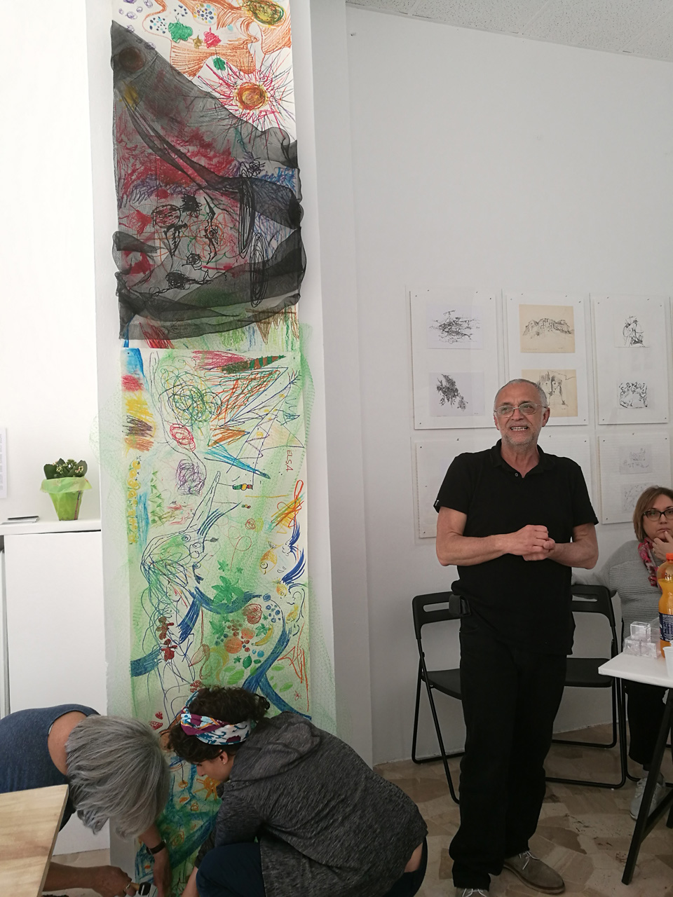 l'installazione. Angelo, il gallerista è soddisfatto
